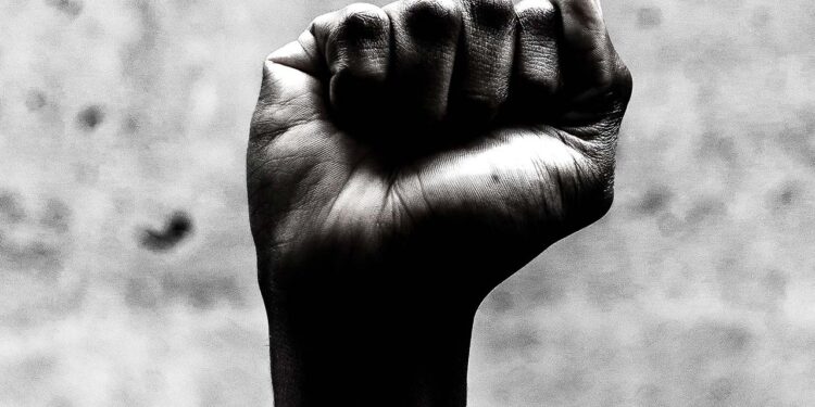 Fotografía de puño en alto